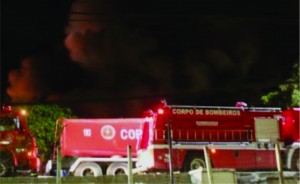 O fogo pode ter começado a partir de um curto circuito em uma empilhadeira elétrica e rapidamente se alastrou destruindo todo o galpão Jutaí em uma área total de 1.600 m².