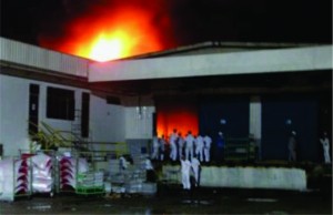 o fogo pode ter começado a partir de um curto circuito em uma empilhadeira elétrica e rapidamente se alastrou destruindo todo o galpão Jutaí em uma área total de 1.600 m².