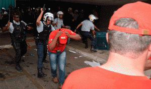 Agressão ocorreu durante protesto contra a votação do PL 4.330, que regulamenta o trabalho terceirizado; PM usaram gás de pimenta e bombas de efeito moral.