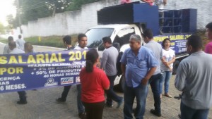 Dirigentes sindicais falam com trabalhadores da Midea Carrier